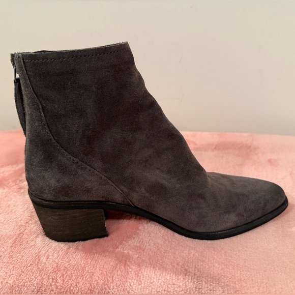Dolce Vita Women's Cassius gray Suede ankle Booties/size 6 - Picture 2 of 11